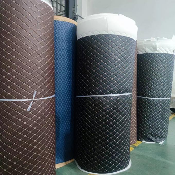 Niestandardowa pikowana skóra syntetyczna PVC z haftem, pianka poliuretanowa 6,0 mm do pokrowców na siedzenia samochodowe, sofy, tkanina ze sztucznej skóry 12